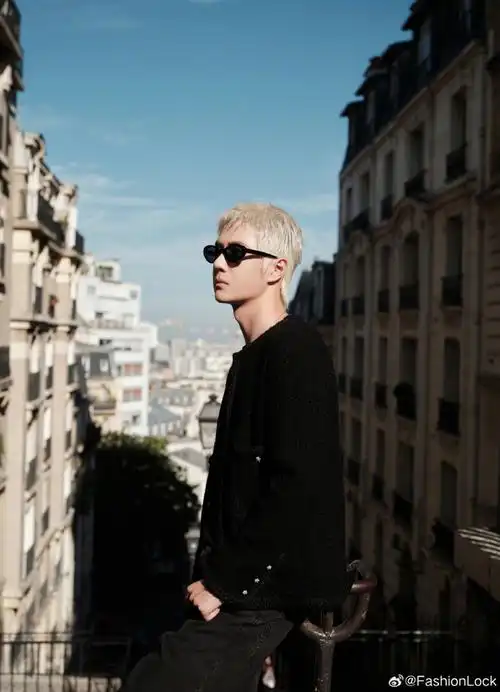 王一博丨香奈儿看秀造型78银发造型 黑色小香风外套亮相巴黎街头