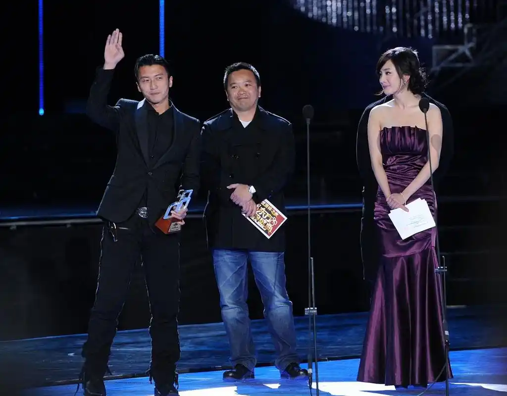 多年前,杨幂和谢霆锋,参加某颁奖典礼的照片.