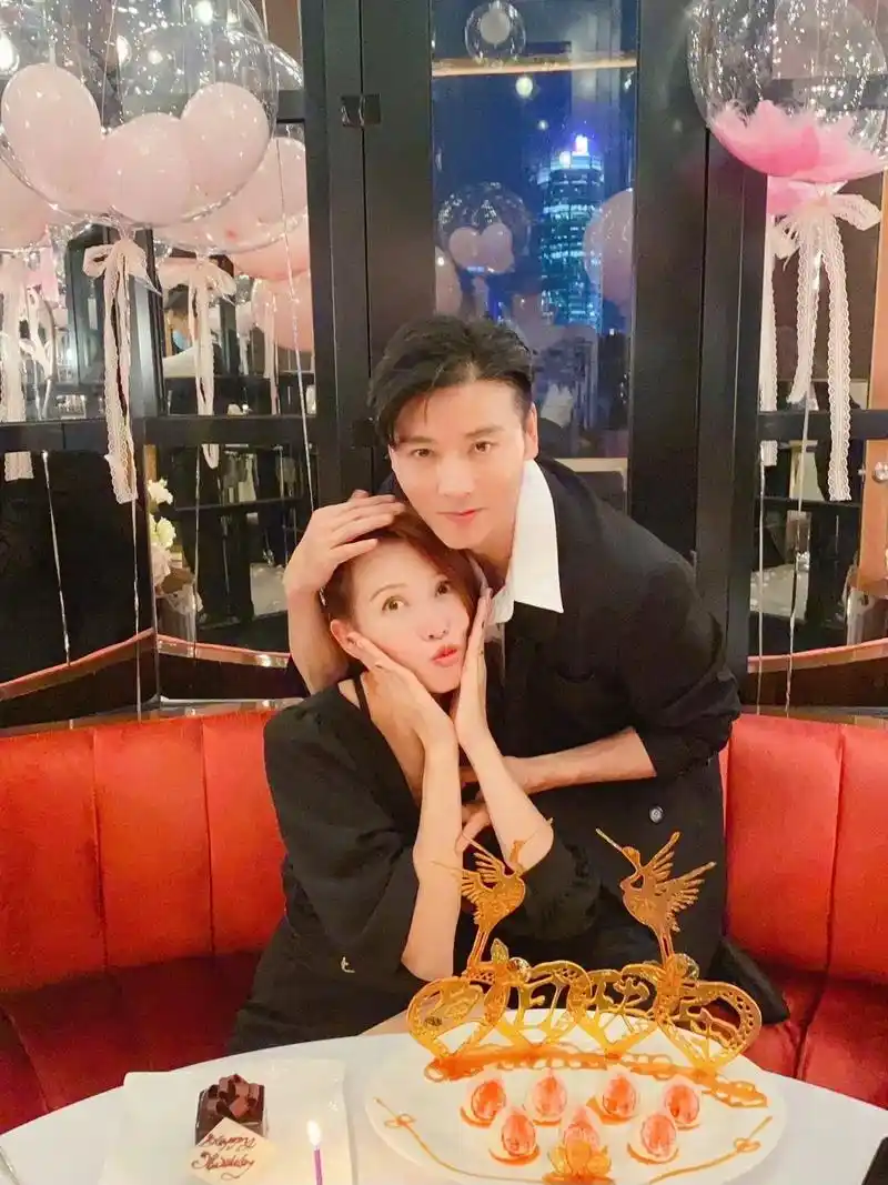 蔡少芬为张晋庆生,张晋强大肌肉抢镜,仨儿女都像爸,幸福的五口 - 抖音