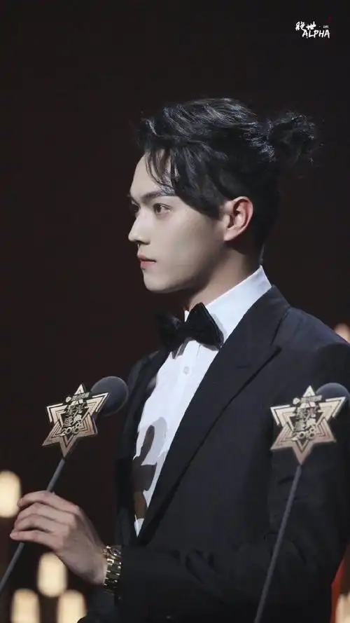 蓝色生死恋女二孟美岐站c位,赵露思许凯做绿叶,男一号不知去向