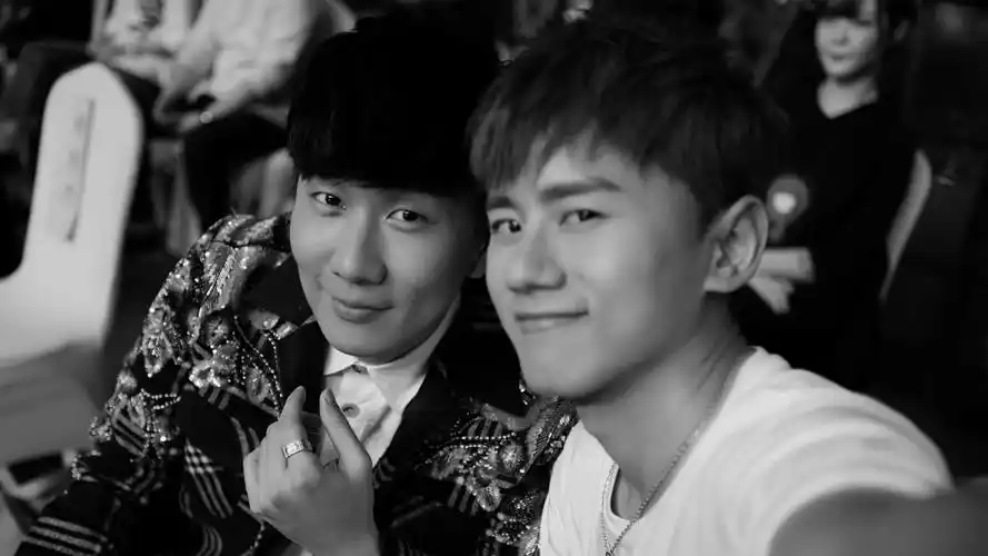 华歌榜颁奖现场,张杰林俊杰被cue到资深前辈后开心地跑掉!