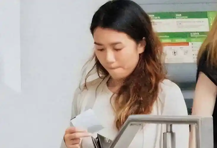 黎明带着小21岁妻女现身,助理出身的老婆清纯可人,女儿长得像爸