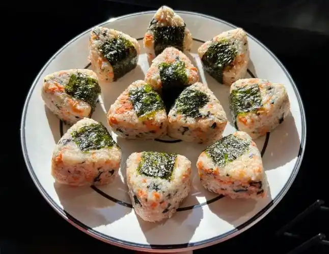 剩饭这样做太好吃了!三角寿司饭团的做法_菜谱大杂烩