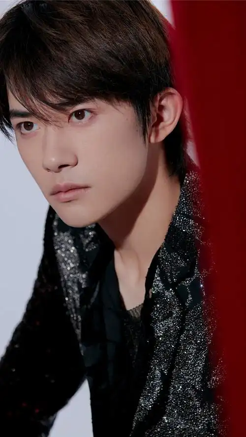 帅哥明星易烊千玺手机壁纸