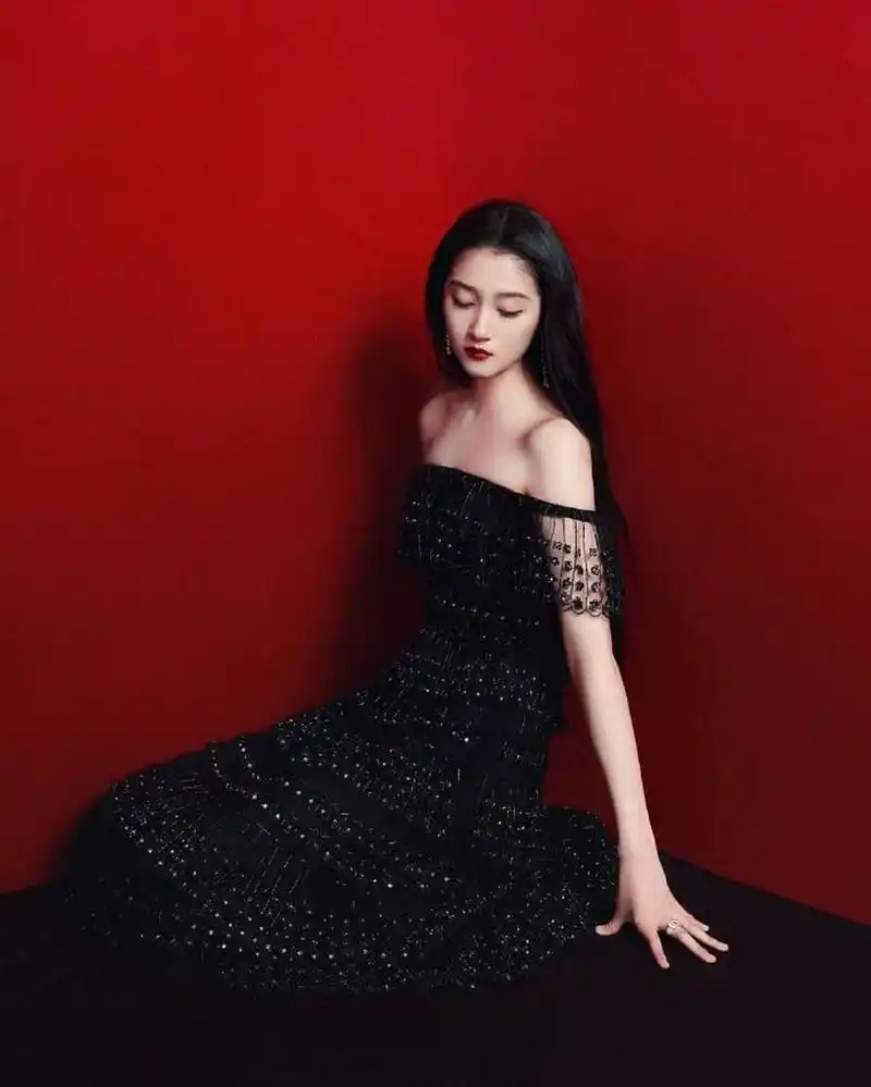 关晓彤穿黑色抹胸礼服,气质优雅性感  关晓彤穿黑色抹胸礼服的造型