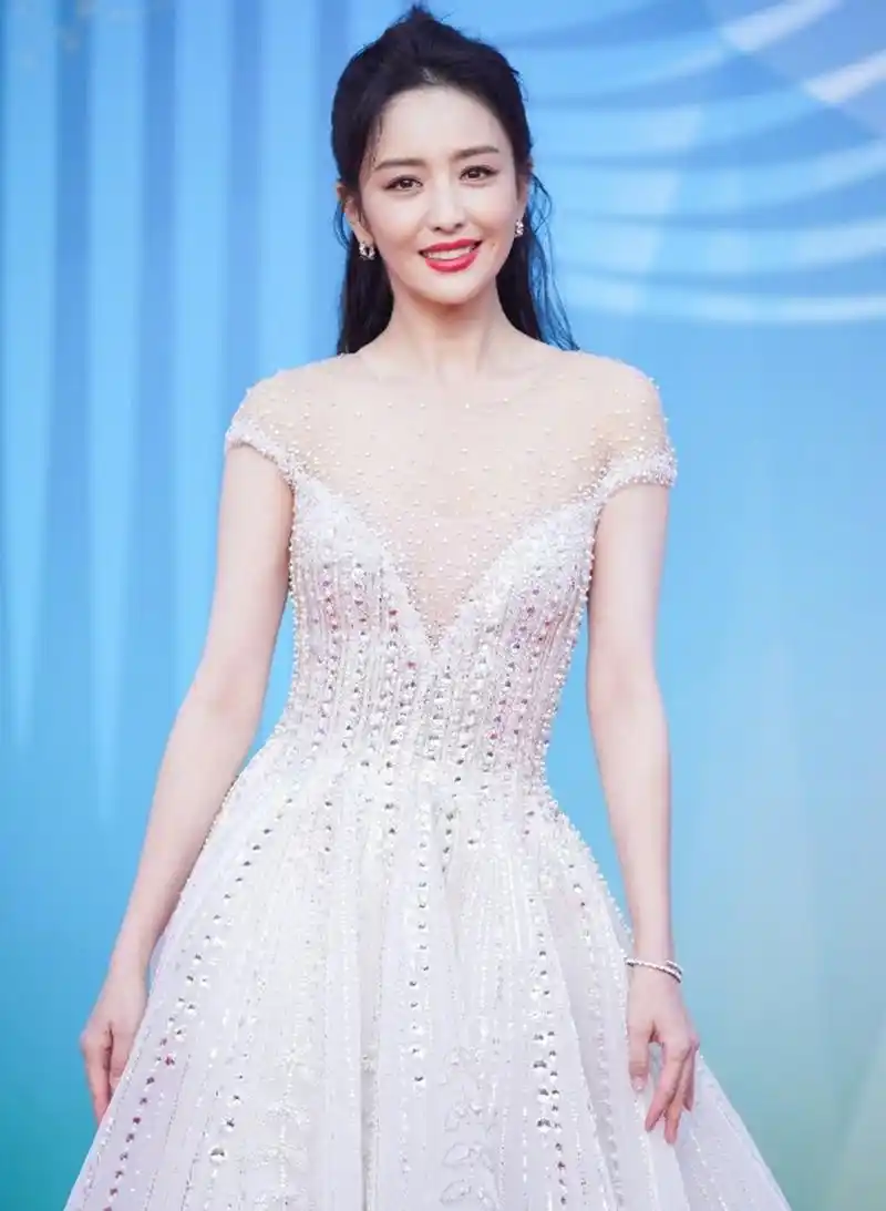 端庄妩媚,甜美迷人的#佟丽娅# 纤瘦高挑的身材,婀娜多姿,白皙水嫩的