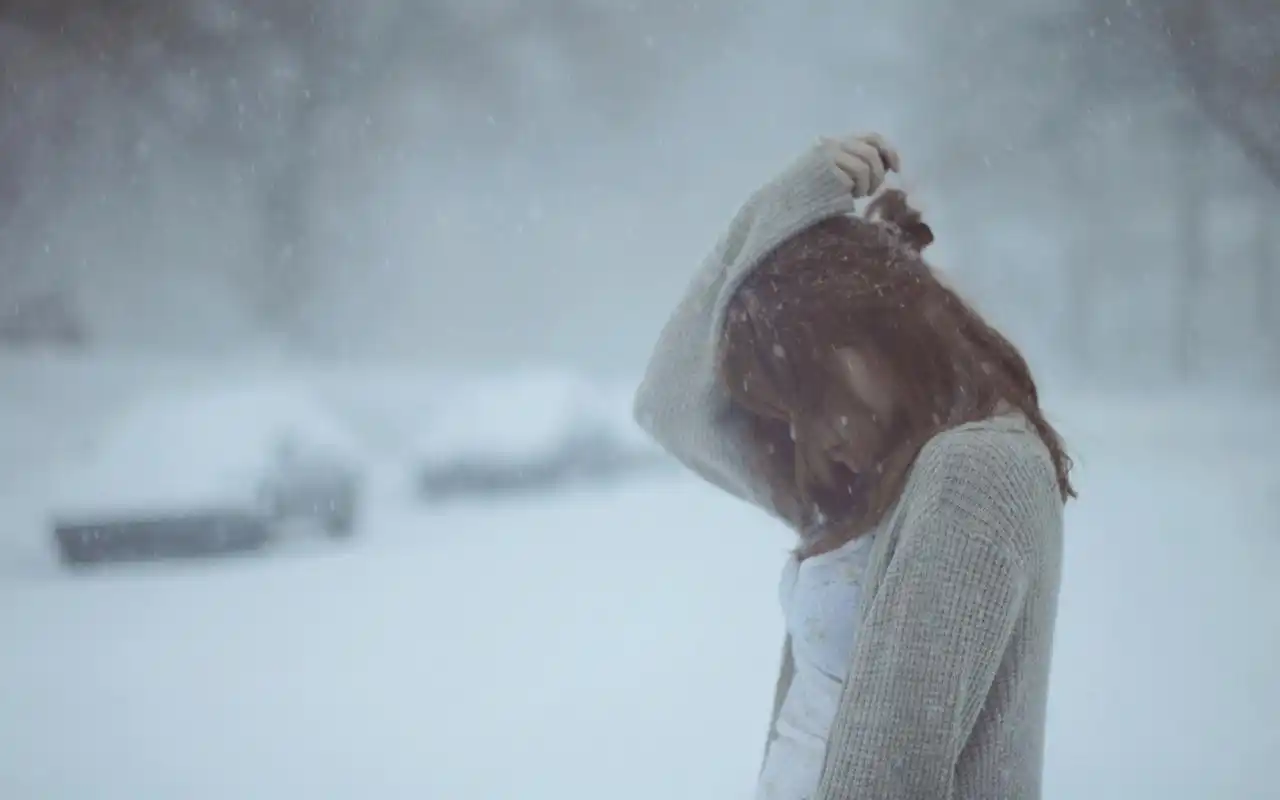 孤独的女孩凄美的背景桌面壁纸-美女壁纸-壁纸下载-美桌网