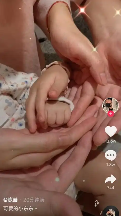 陈赫官宣二胎生女喜讯,晒宝宝白皙小拳头,两条腿肉嘟嘟超可爱