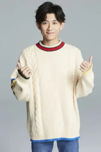 张一山真会穿,宽松毛衣加牛仔裤青春又时尚,帅回18岁