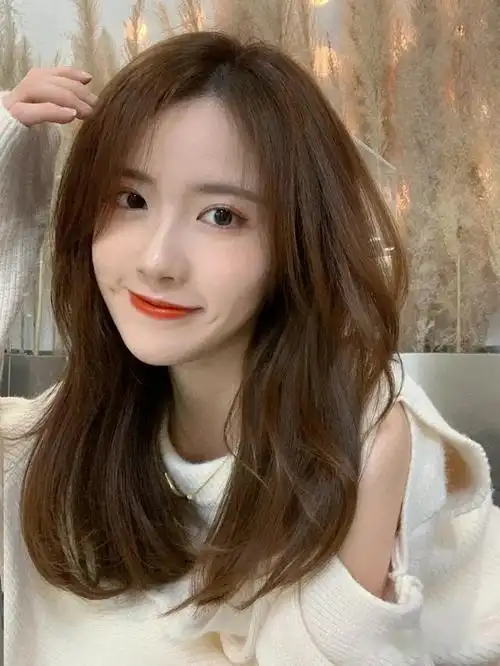 发色解析:带有奶茶色的头发,会给人带来一种温馨的感觉,这个颜色也是