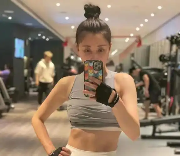 43岁殷桃身材太火辣!健身美照登上热搜美到大家,说是18岁都信