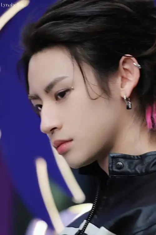 小鬼大背头皮衣造型