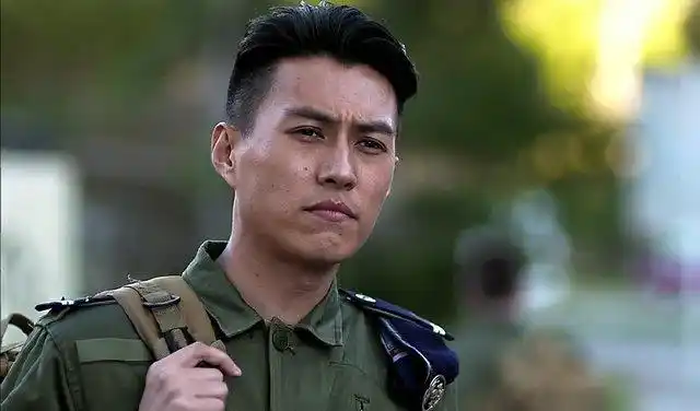 靳东在《温州一家人》里的各种军装照,这么帅真的会没朋友的