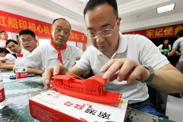 做红船模型 扬"红船精神"