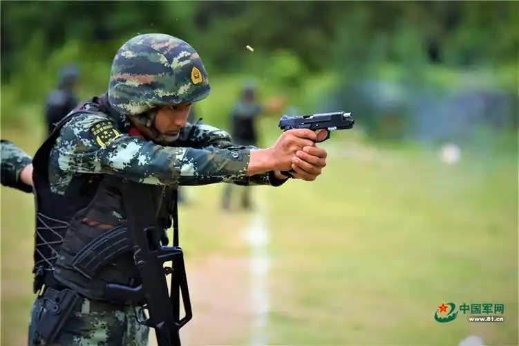 "硬核"枪技!直击武警特战队员快反射击训练