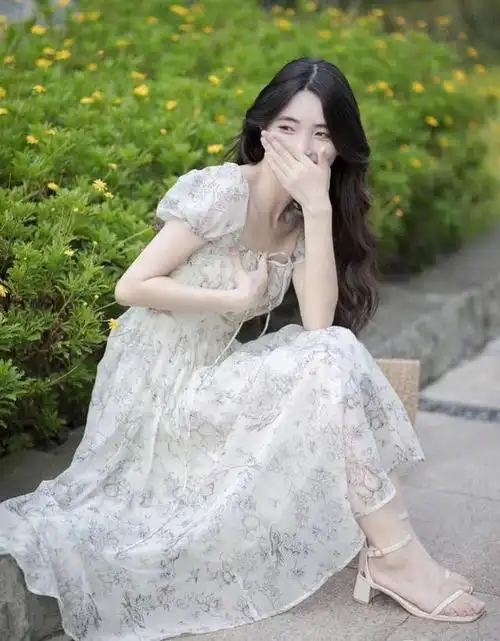 在拍照时自然也要选择合适的摆姿,那么穿裙子要怎么摆动作才好看呢?