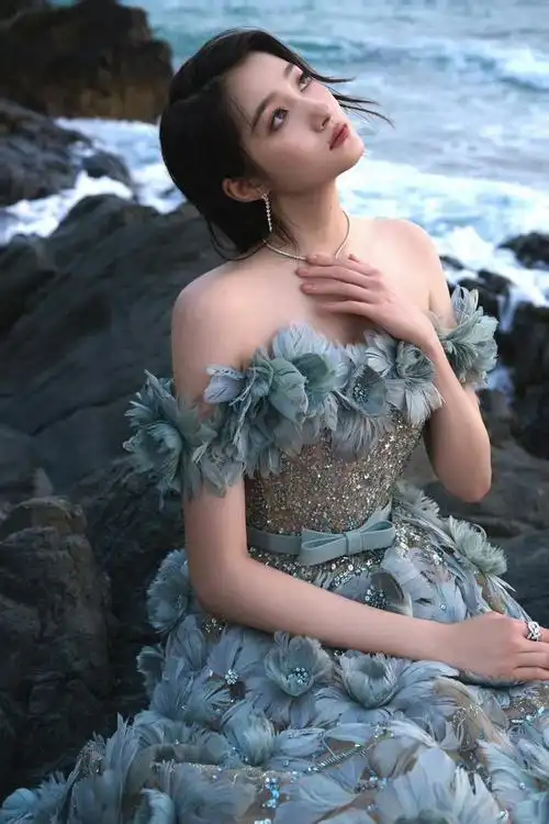 关晓彤今日份美图关晓彤身穿抹胸浪花裙