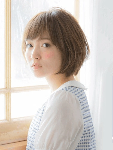 时尚指数:★★★★ 时尚看点:小圆脸适合的这一款短发发型搭配好看的