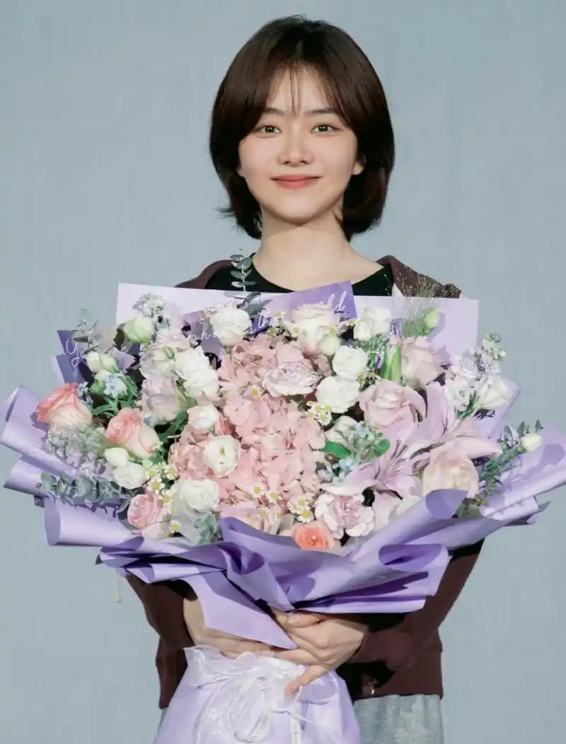 谭松韵新戏开机3个月完成拍摄,收工照留着短发温婉又甜美,这次搭档男