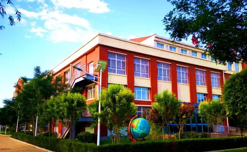 p>北方民族大学附属中学,简称"北民大附中",位于宁夏回族自治区银川