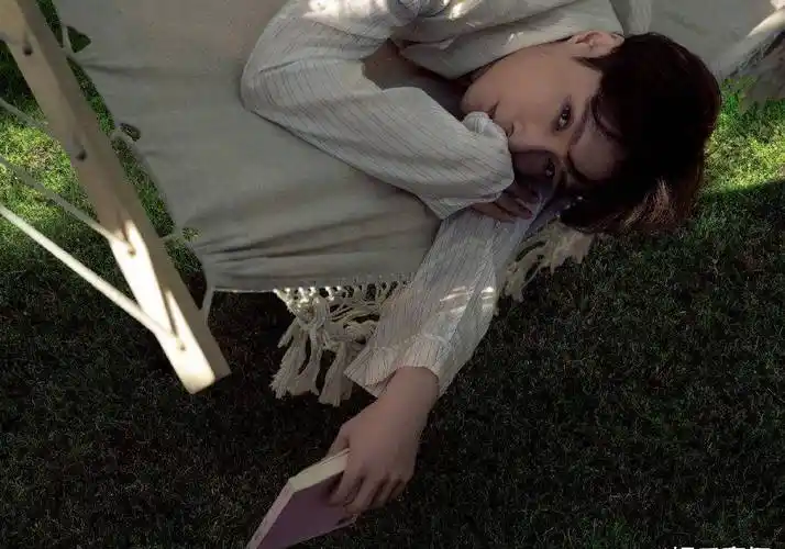 张艺兴《gq》1月刊封面大片,夏日里的明朗少年,有花有草有阳光_自然