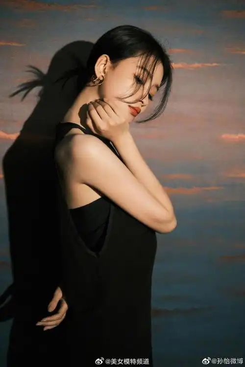 孙怡着黑色吊带裙勾勒曼妙身姿 无惧怼脸镜头眼神妩媚迷人