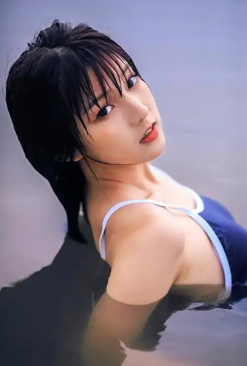 性感泳装美女海边撩人写真图片