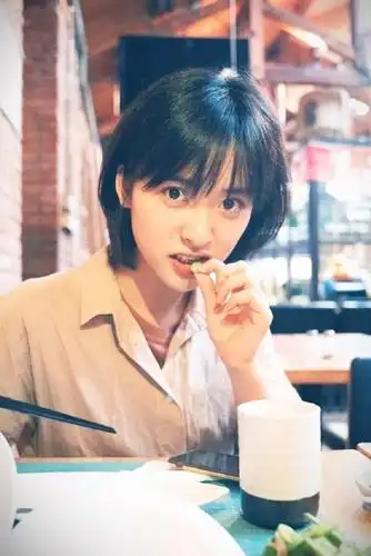 沈月新剧造型美翻了!微卷短发配碎花裙太瘦,短发少女脸超好看