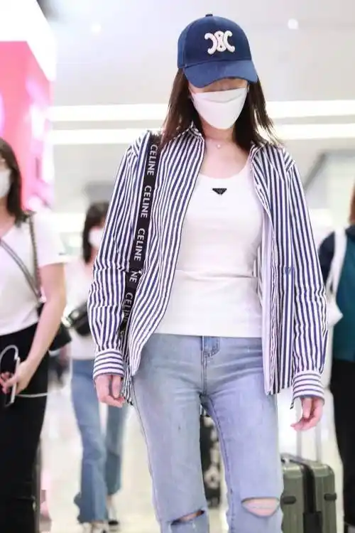 李小冉穿条纹衬衫现身虹桥机场 简约休闲造型超减龄_棒球帽_牛仔裤