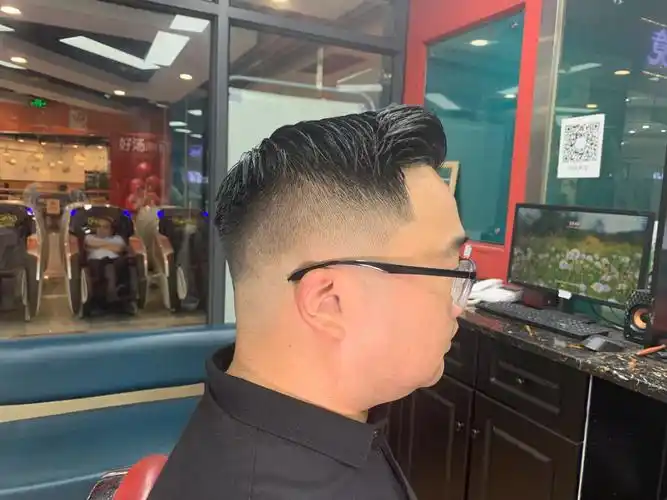 彰显男人成熟气质的发型美式油头