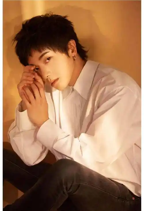 歌手华晨宇经典照片合集