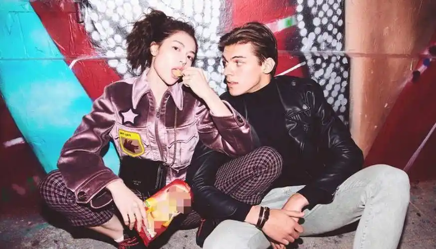 钟楚曦爆出和男友亲密合照,外国哥哥颜值超高,还是个模特_手机搜狐网