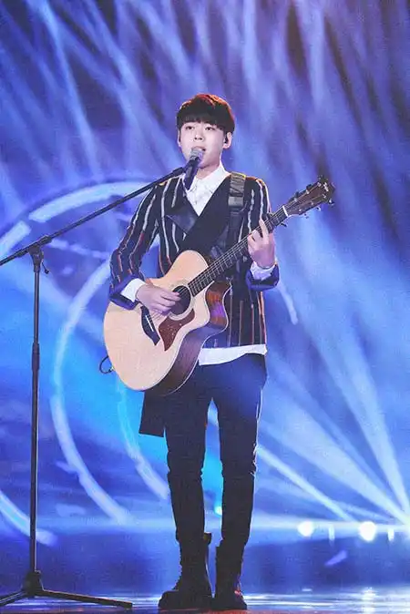 贾昱声线酷似吴青峰,原创音乐作品《念》延续了其个人的特长,音色清亮