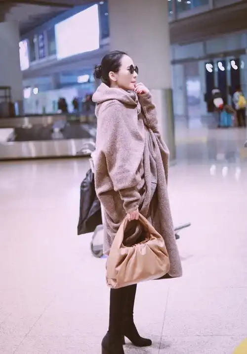 48岁俞飞鸿真任性,随便裹个"毛毯"就来走机场,不丑反而更气质