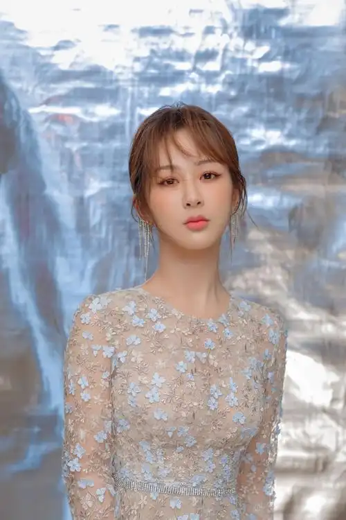 杨紫甜美礼服性感写真图片 _ 图片网