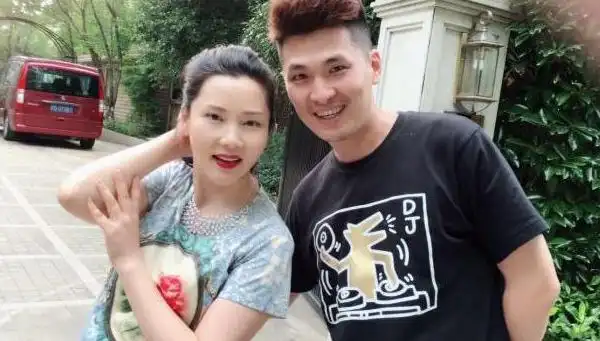 何赛飞一家三口照片有几个老公孩子 何赛飞老公杨楠干啥的资料背