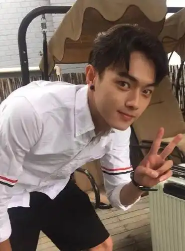 许凯大学时照片流出,五官长得很清秀