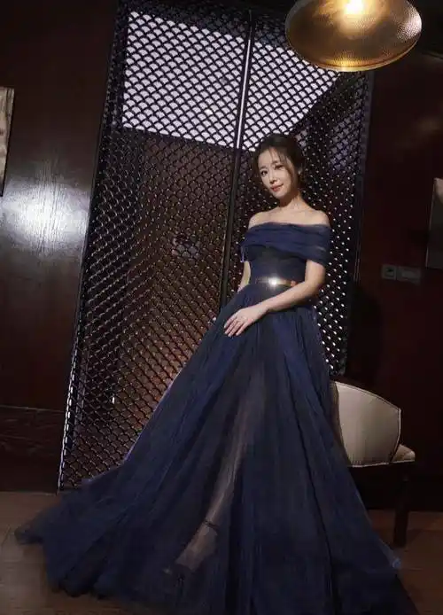 原创林心如是真嫩穿一字肩礼服锁骨明显看着一点不显老