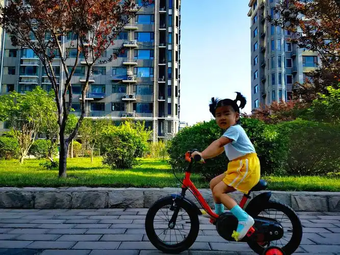 迎着朝阳去萌班上幼儿园的三岁小女孩