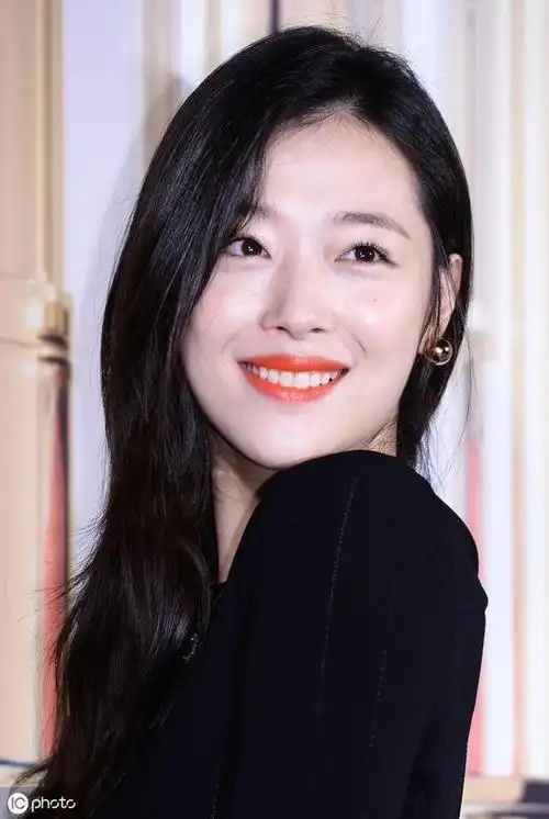 2017年4月5日,韩国首尔,崔雪莉出席雅诗兰黛推广活动.