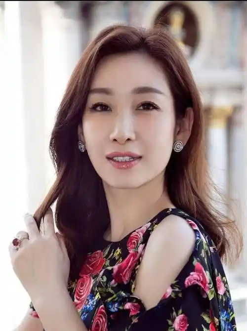 不,这6位女星告诉你,年纪越大可以越美_闫妮_许晴_刘敏涛