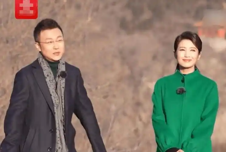 刚强与妻子同框,齐登长城笑开花,深情对视场面甜蜜_夫妻俩_儿子_照片