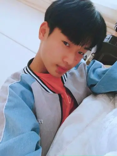 如果你会自拍,那你的手机不会少于几十张自拍照.