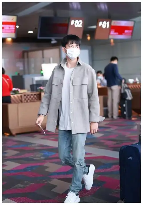 胡先煦现身机场穿搭简约阳光活力大男孩登场