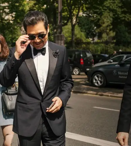 张国立亮相男装周 穿经典西装变潮叔靓仔