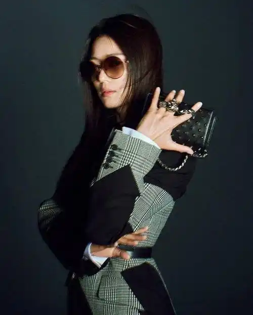 全智贤太聪明,黑白大片搭配"男友衫"又美又飒,很有霸气感_西装_man