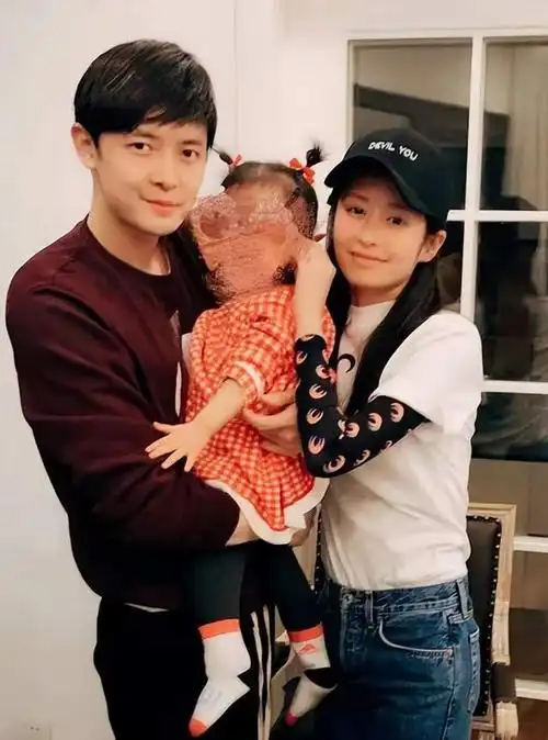 颖儿带娃探班付辛博,父女俩同穿古装互动不断,4岁女儿身高瞩目|付辛博