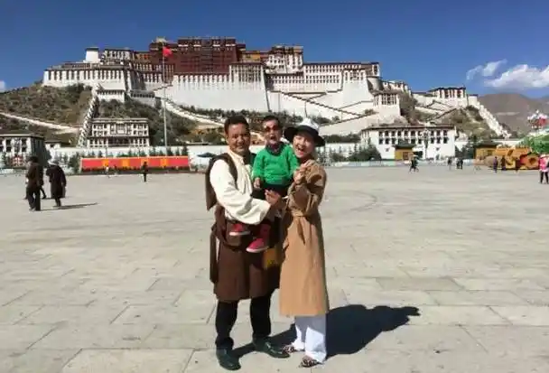 降央卓玛全家照片儿子超可爱老公魁梧低调帅爆了