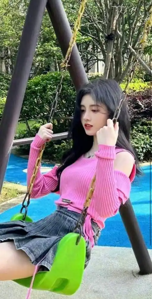 原创鞠婧祎晒夏日穿搭粉色露肩针织衫灰色牛仔百褶裙优雅甜美