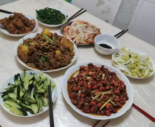 家人团聚,相信大家的餐桌今晚都非常丰盛吧,朋友圈都被中秋晚餐刷屏了